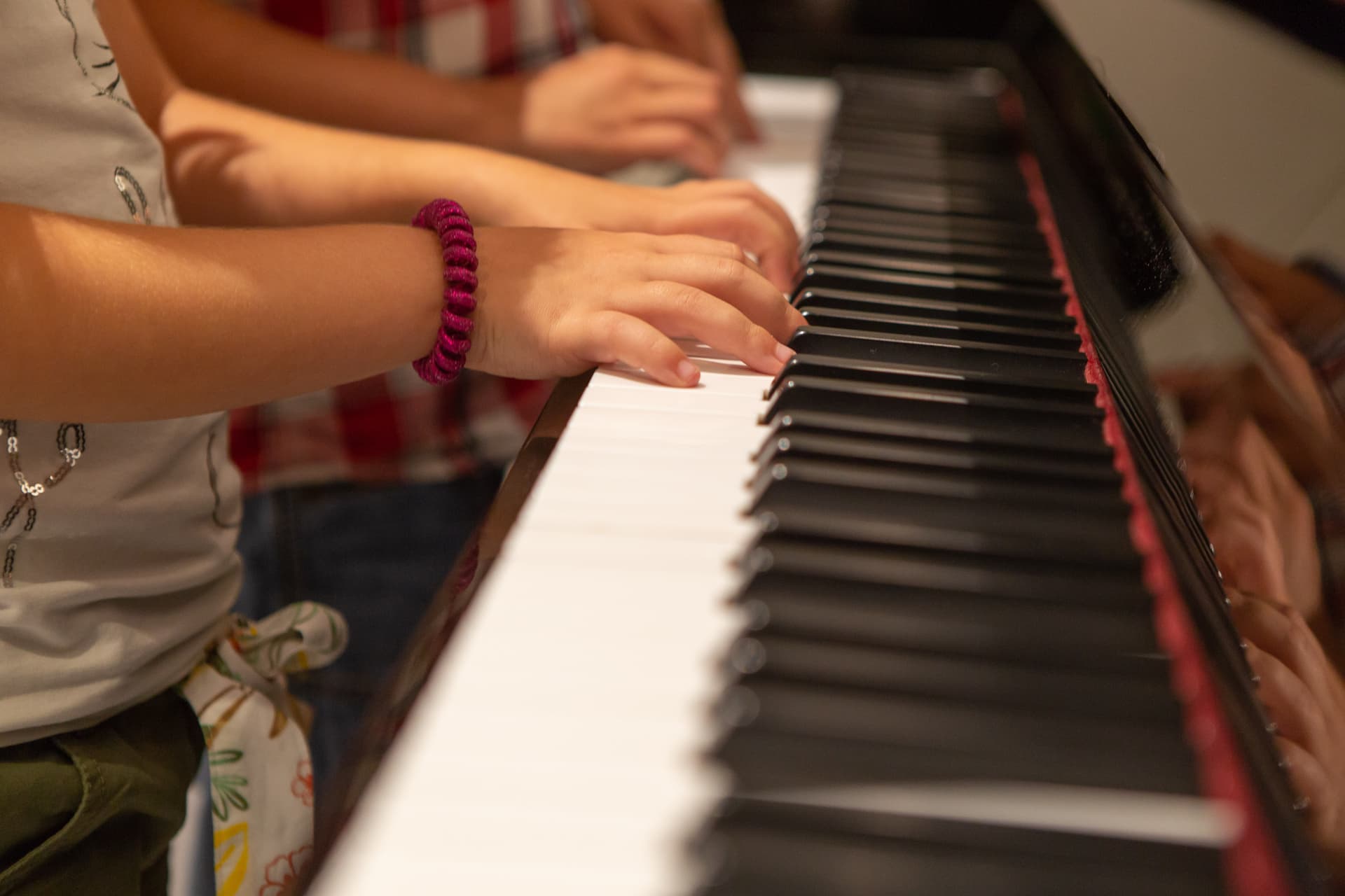 Yoglar-músicainnovadora-métodoGordon-piano.jpg